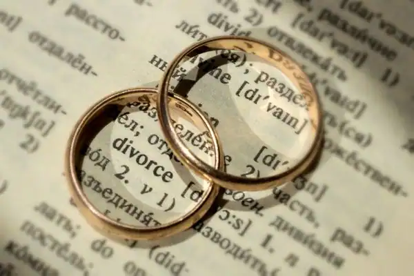 Image of rings removed before divorce mediation Leicestershire